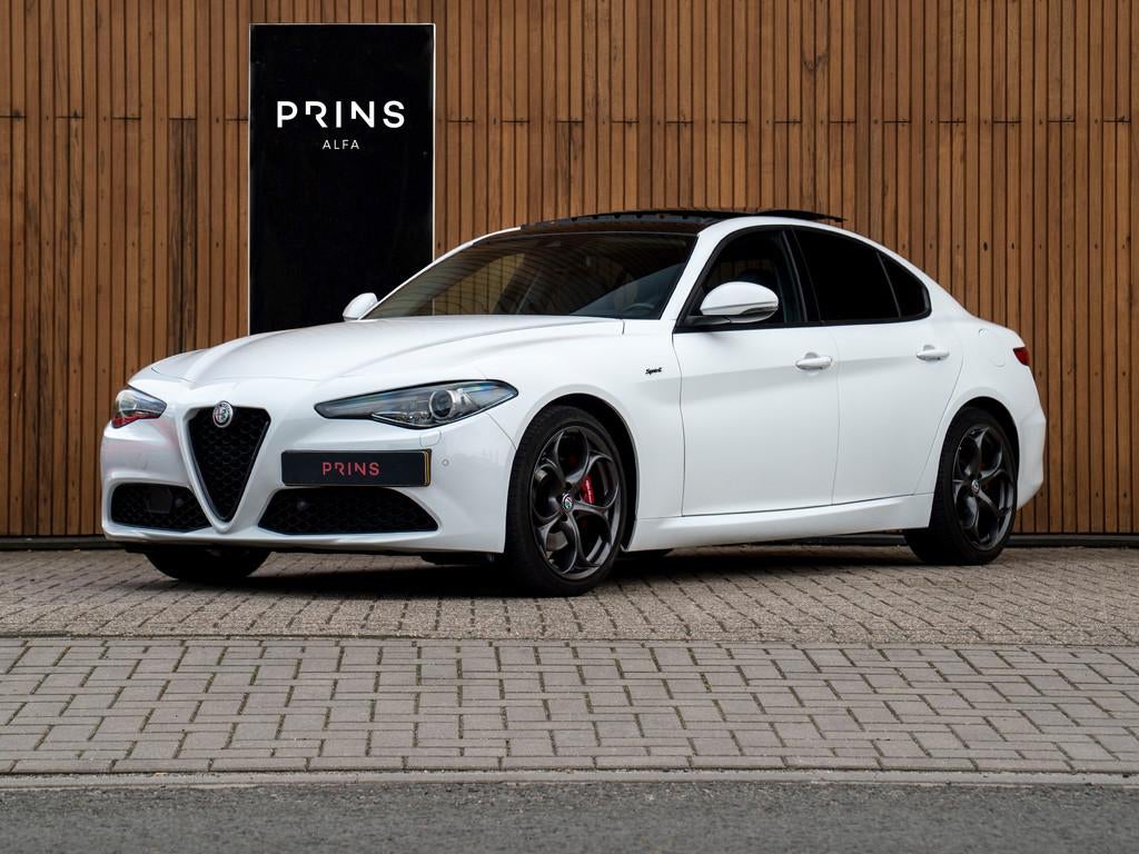 Alfa Romeo Giulia 2.0T Sprint 300pk | Veloce stoelen | Pano-, Automaat, 745 kg, 4 cilinders, Wit