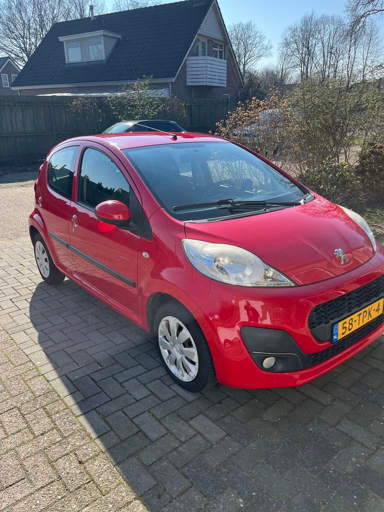 Peugeot 107 1.0 12V 5DR 2012 Rood, Auto's, Voorwielaandrijving, 4 stoelen, Origineel Nederlands, Handgeschakeld