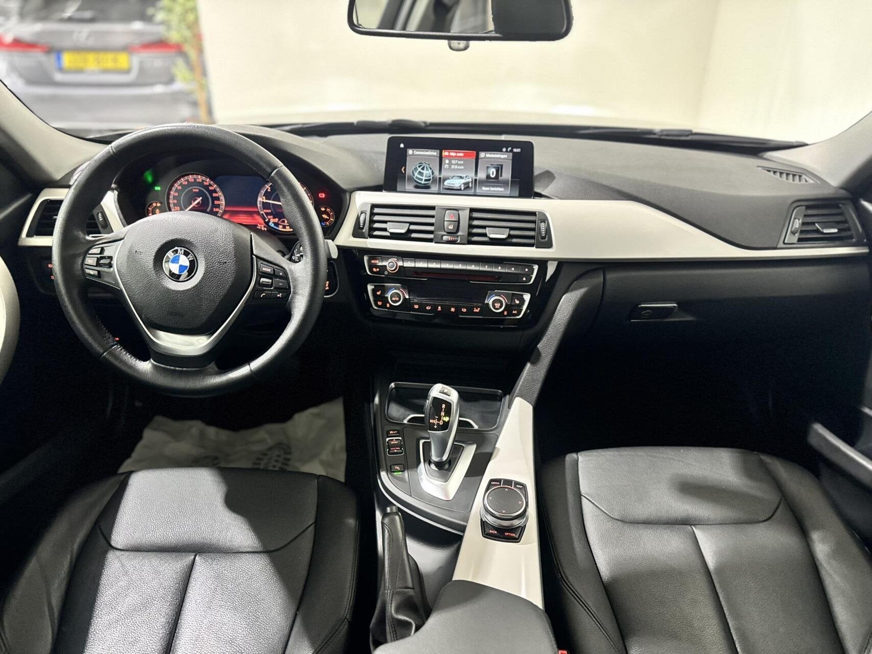 BMW 3-serie Touring 318i High Executive|CARPLAY|CAMERA|NAVI, Automaat, Gebruikt, Euro 6, Met garantie (alle)