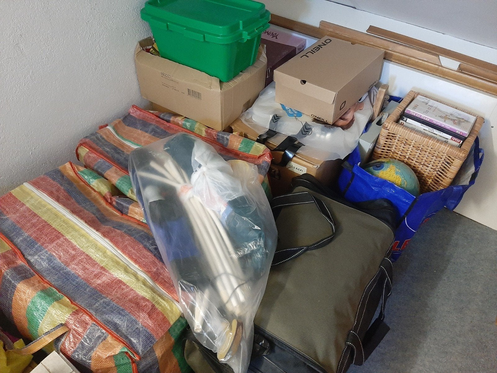 Rommelmarkt spullen in dozen en zakken kleding ,zie foto's, Ophalen