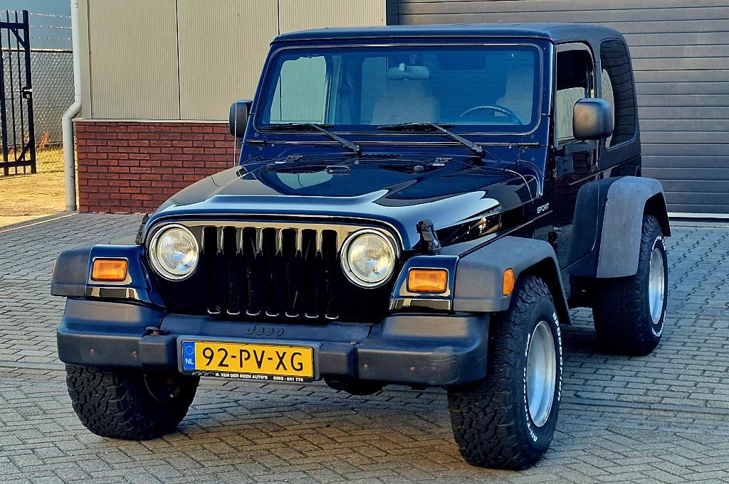 Ik zoek Jeep Cherokee XJ Grand Cherokee of Wrangler inkoop, Auto's, Jeep, Stof, 4 cilinders, Blauw, Bedrijf