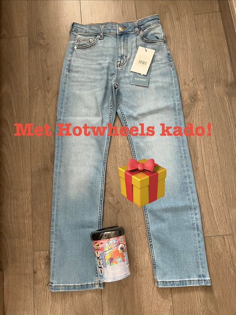 Nieuwe spijkerbroek 140 met Hotwheels kado, Broek, Nieuw, Ophalen of Verzenden, Jongen