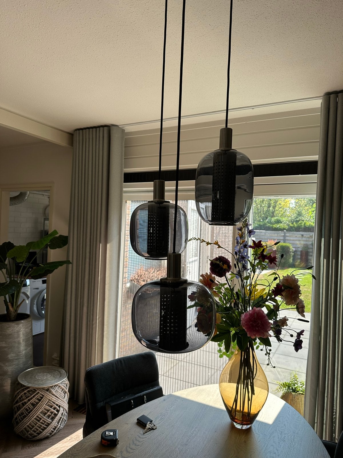 Moderne glazen hanglamp met 3 rookglazen kappen, Huis en Inrichting, Lampen | Hanglampen, Ophalen, Zo goed als nieuw, Glas