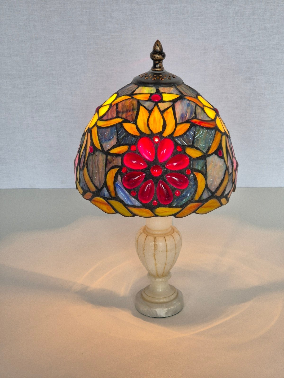 Tiffany stijl tafellamp met albaster voet, Ophalen of Verzenden