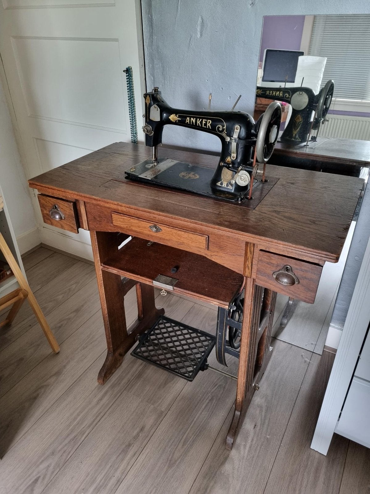 Antieke Anker naaimachine met houten tafel, Ophalen