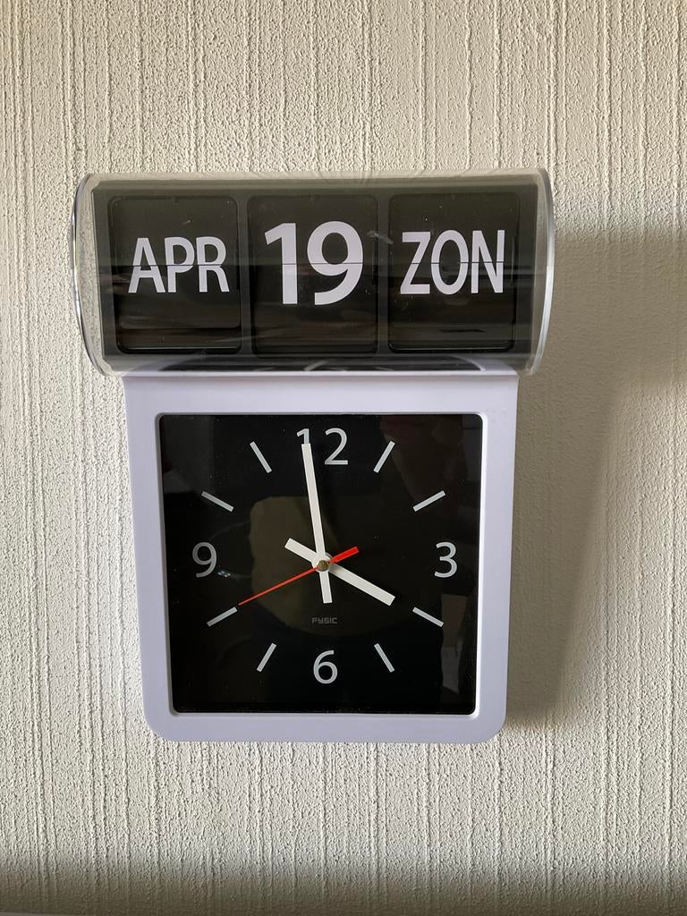 Wandklok met datum en dag aanduiding (nieuw €129), Ophalen of Verzenden, Gebruikt, Analoog, Wandklok