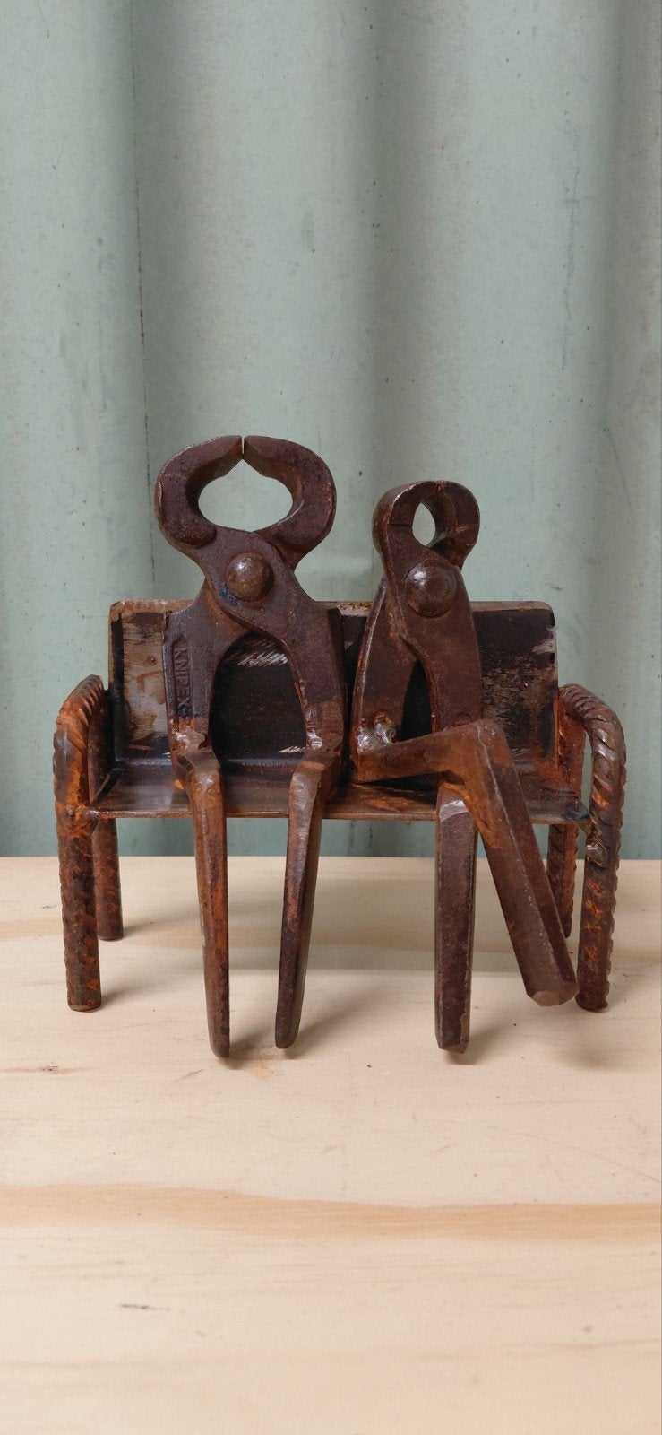 Twee oude tangen op een bankje - upcycling - metal art, Huis en Inrichting, Woonaccessoires | Overige, Ophalen of Verzenden, Zo goed als nieuw