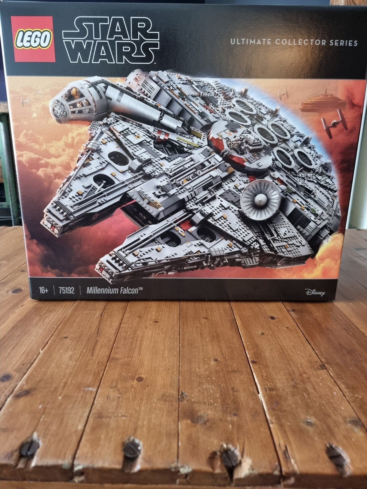 LEGO Star Wars 75192 Millennium Falcon Ultimate Collector Se