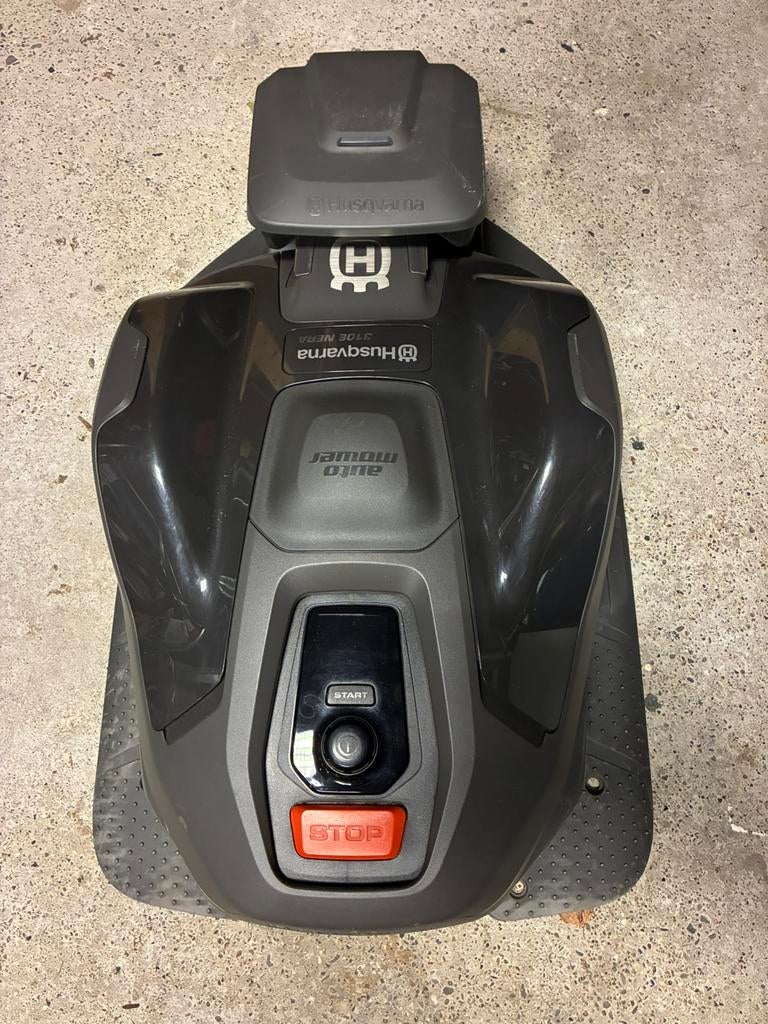 Husqvarna Automower NERA 310E, Tuin en Terras, Robotmaaiers, Ophalen of Verzenden, Zo goed als nieuw