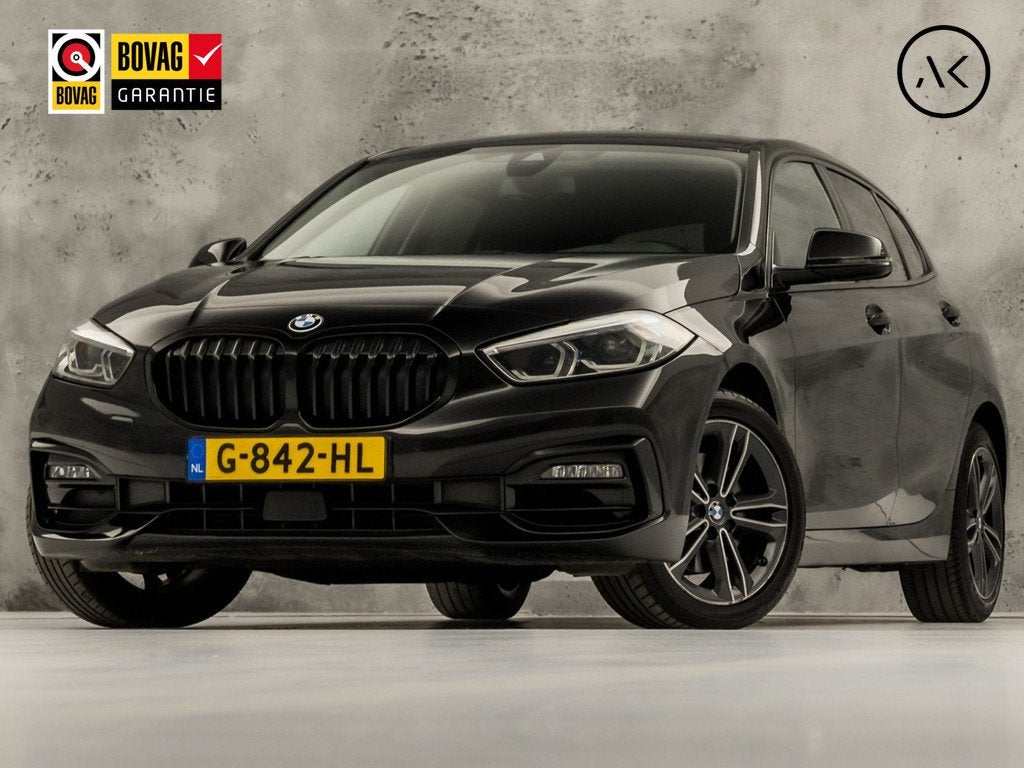 BMW 1 Serie 118i Sport Automaat (APPLE CARPLAY, GROOT NAVI,, Auto's, BMW, 12 maanden, Gebruikt, Leder en Stof, Zwart
