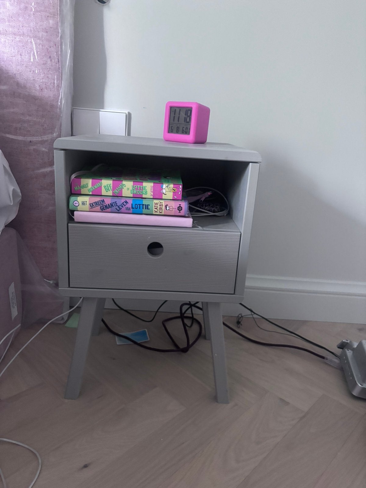 Woood VT WONEN Nachtkastje met lade en open vak - Grijs, Ophalen, Gebruikt, Minder dan 45 cm, 70 cm of meer