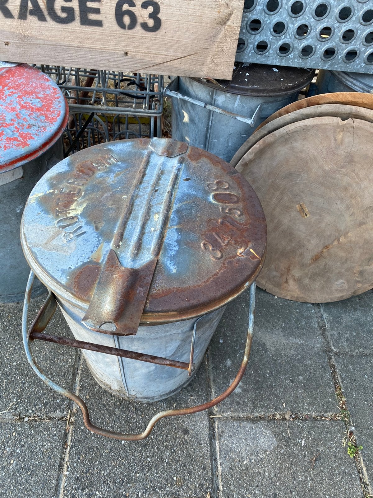 Mooi doorleefde zinken vuilnisemmer uit Rotterdam, Ophalen