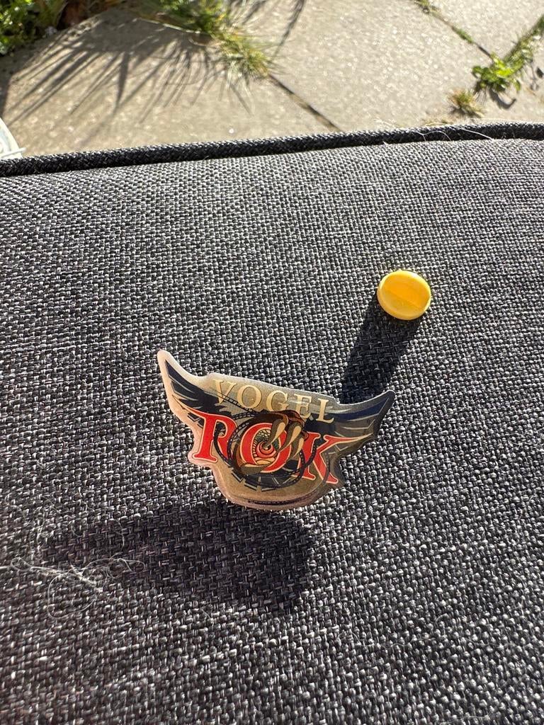 Efteling pin Vogel Rok - Zeldzaam verzamelobject, Ophalen of Verzenden, Zo goed als nieuw, Button of Speldje