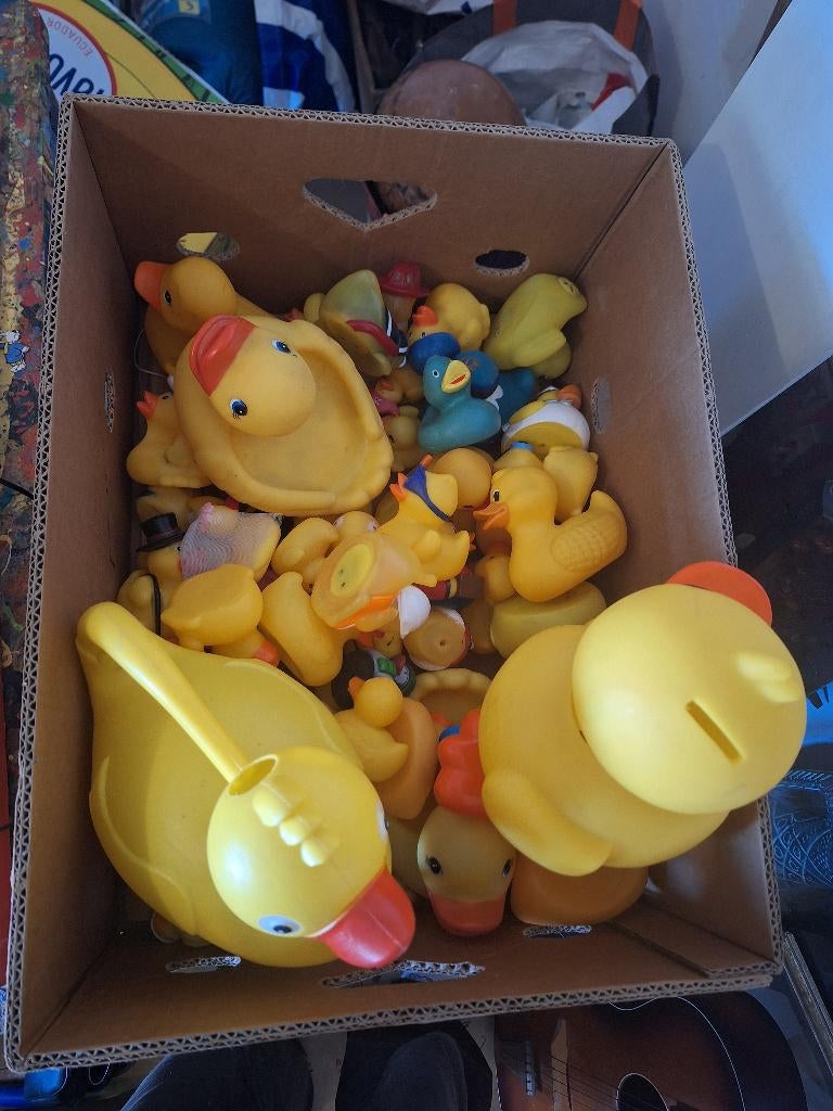 een bananen doos vol met bad eendjes, Verzamelen, Ophalen of Verzenden