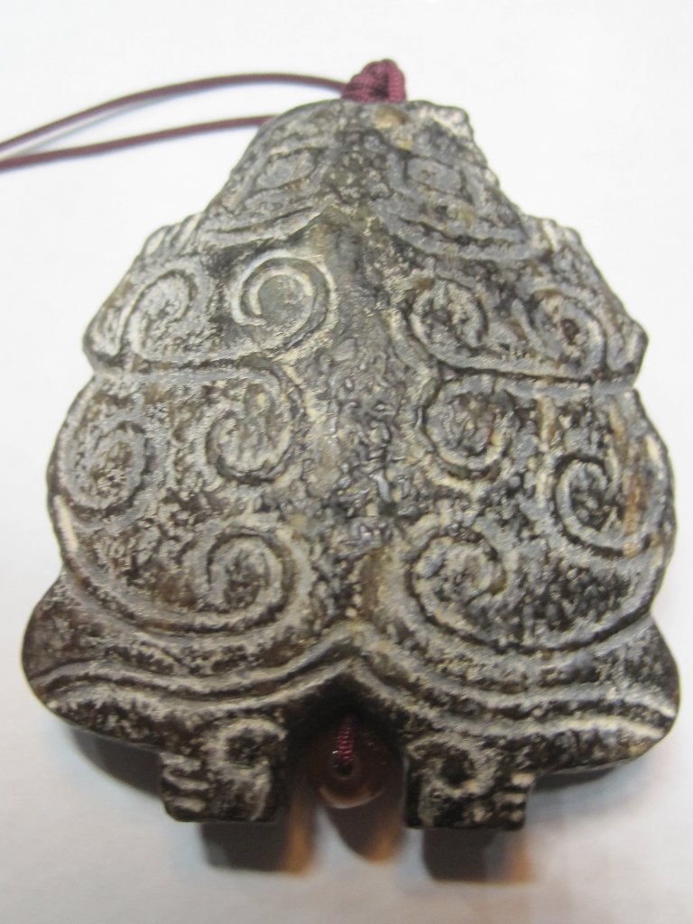 Jade amulet hanger bijzonder vorm donker groen, Ophalen, Overige materialen, Hanger, Met edelsteen
