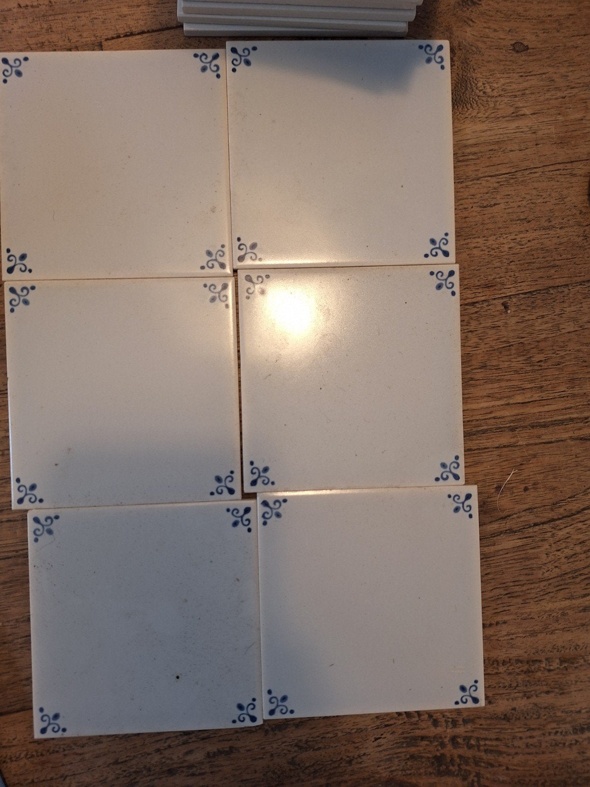 24 oude tegeltjes met blauw ornament, 10.8x10.8 cm, Doe-het-zelf en Verbouw, Tegels, Minder dan 20 cm, Minder dan 5 m², Wandtegels