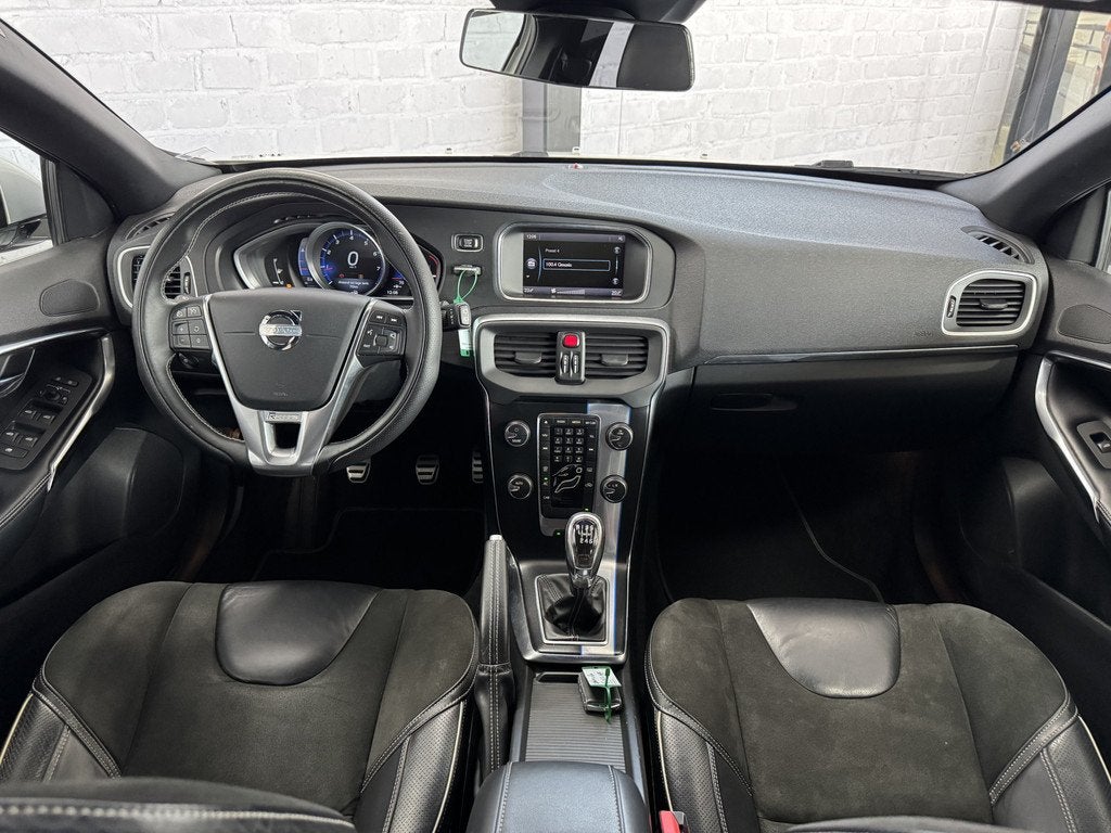 Volvo V40 1.6 T3 R-Design Navigatie Camera (bj 2013), Auto's, Volvo, Voorwielaandrijving, Gebruikt, Zwart, 4 cilinders