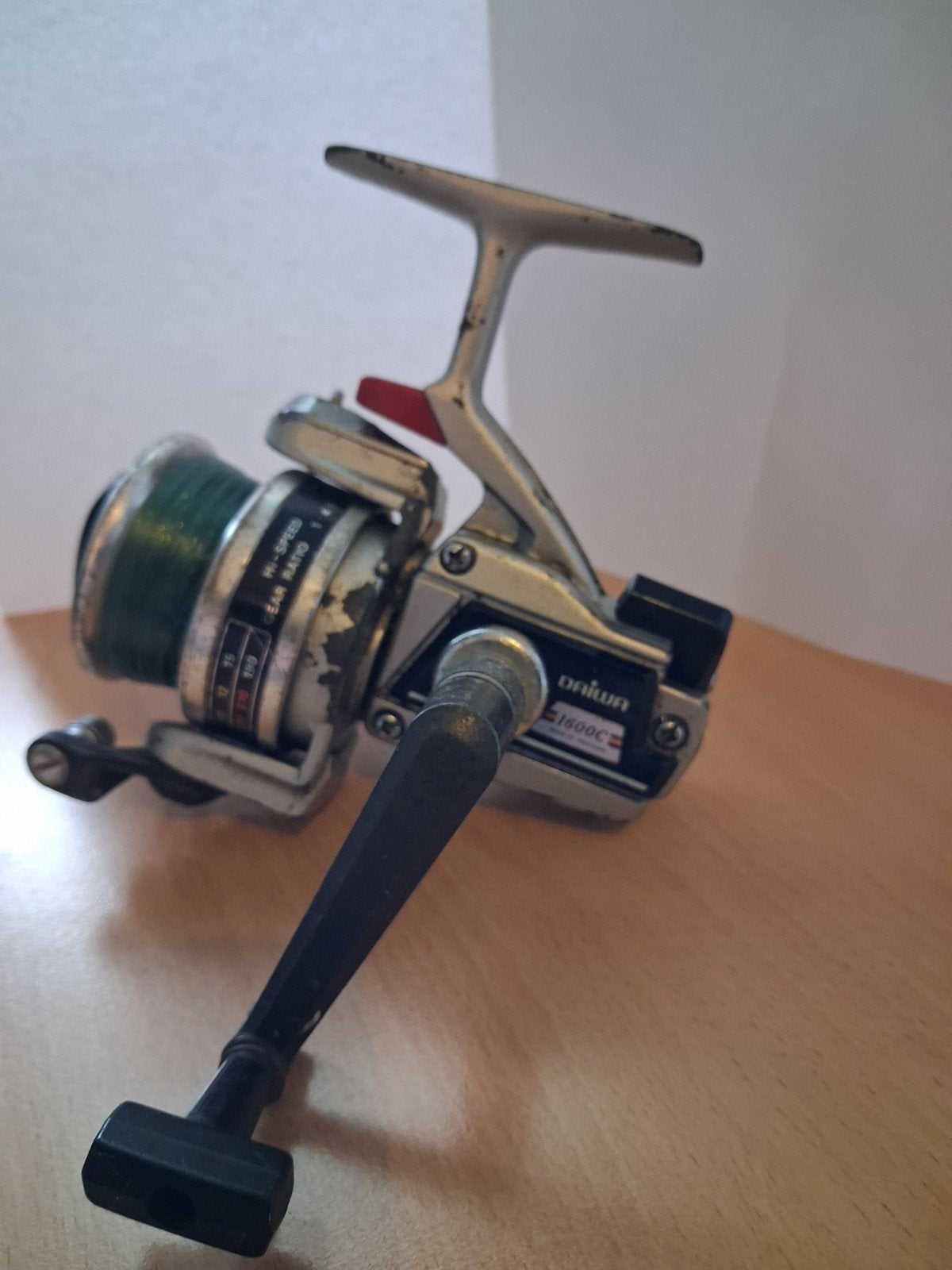 Daiwa 1600C molen - beschadigd maar functioneel, Ophalen of Verzenden, Gebruikt, Molen