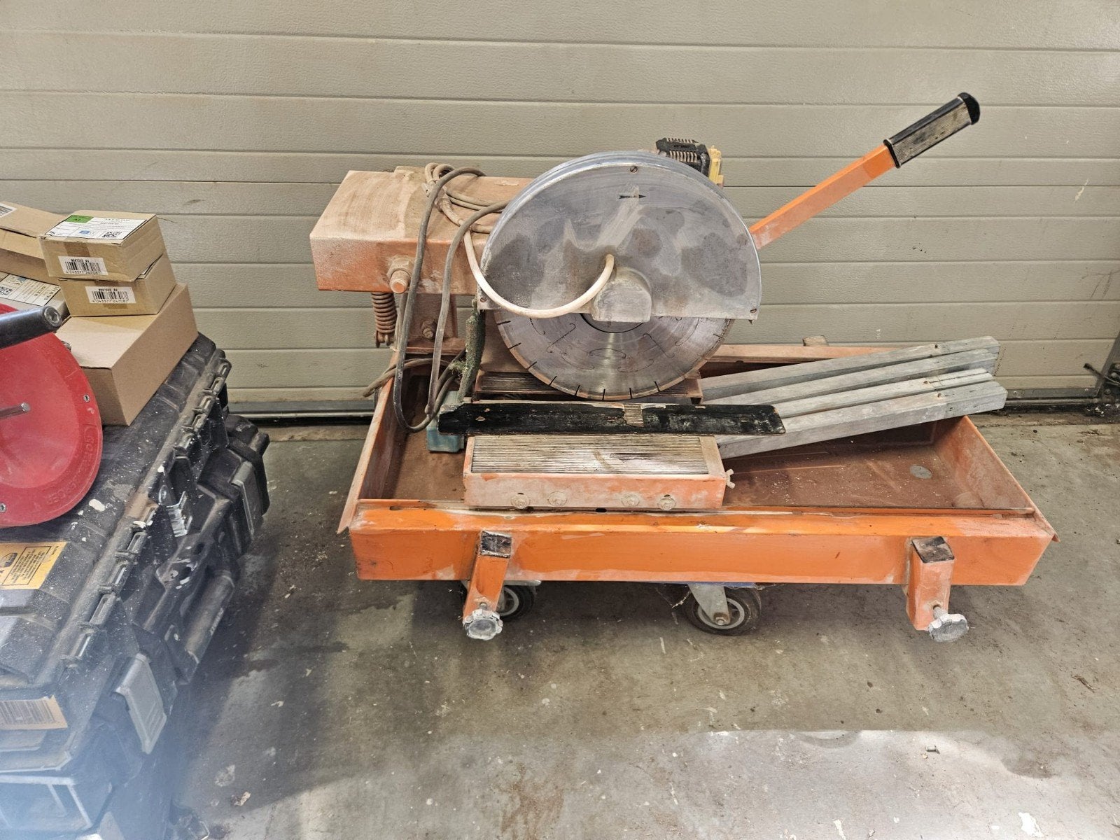 TE KOOP CLIPPER Watergekoelde steen en tegelzaag, Doe-het-zelf en Verbouw, Gereedschap | Zaagmachines, Ophalen, 1200 watt of meer