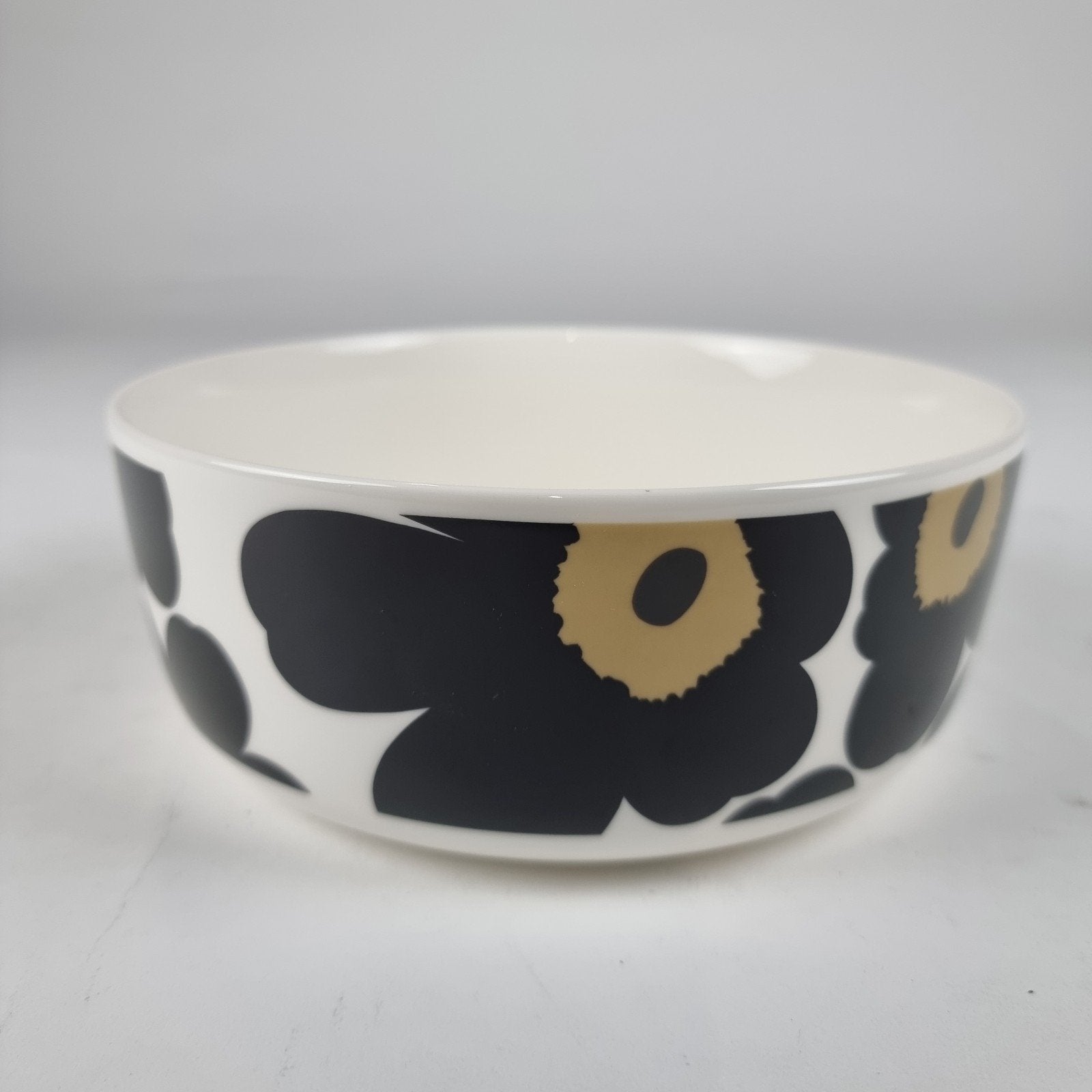 Marimekko Unikko Grote Serveerschaal zwart-goud 20cm 1,5L, Ophalen, Overige merken, Keramiek, Nieuw