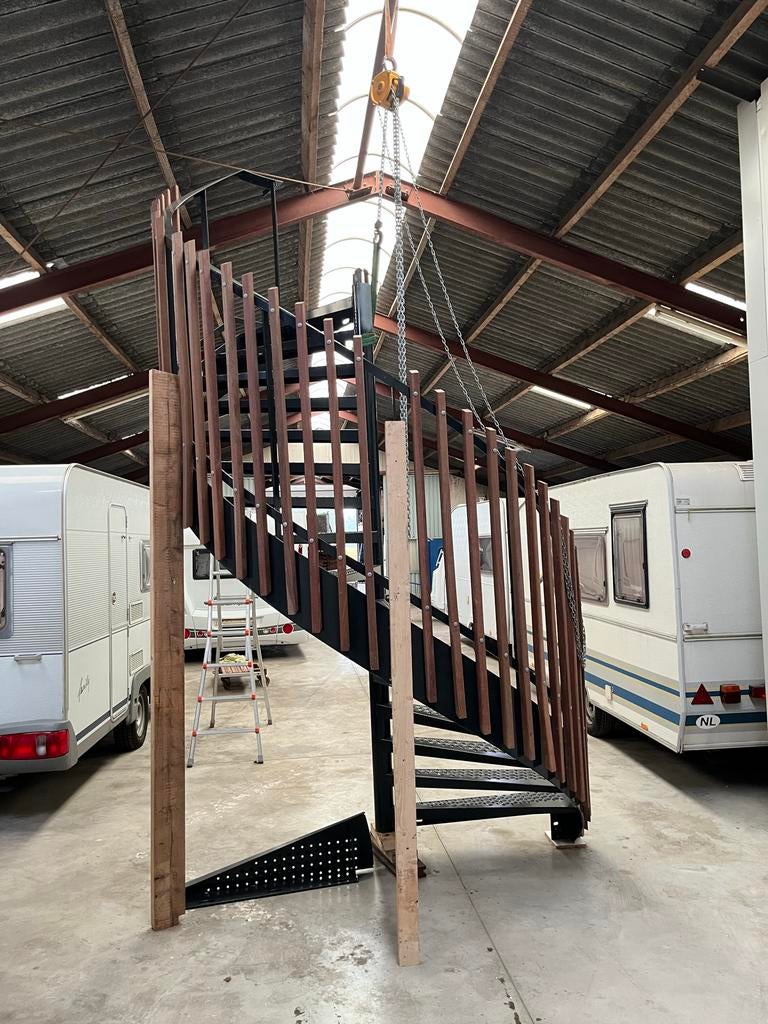 Zwarte Spiltrap met Houten Balustrade - Verzinkt en Gepoeder