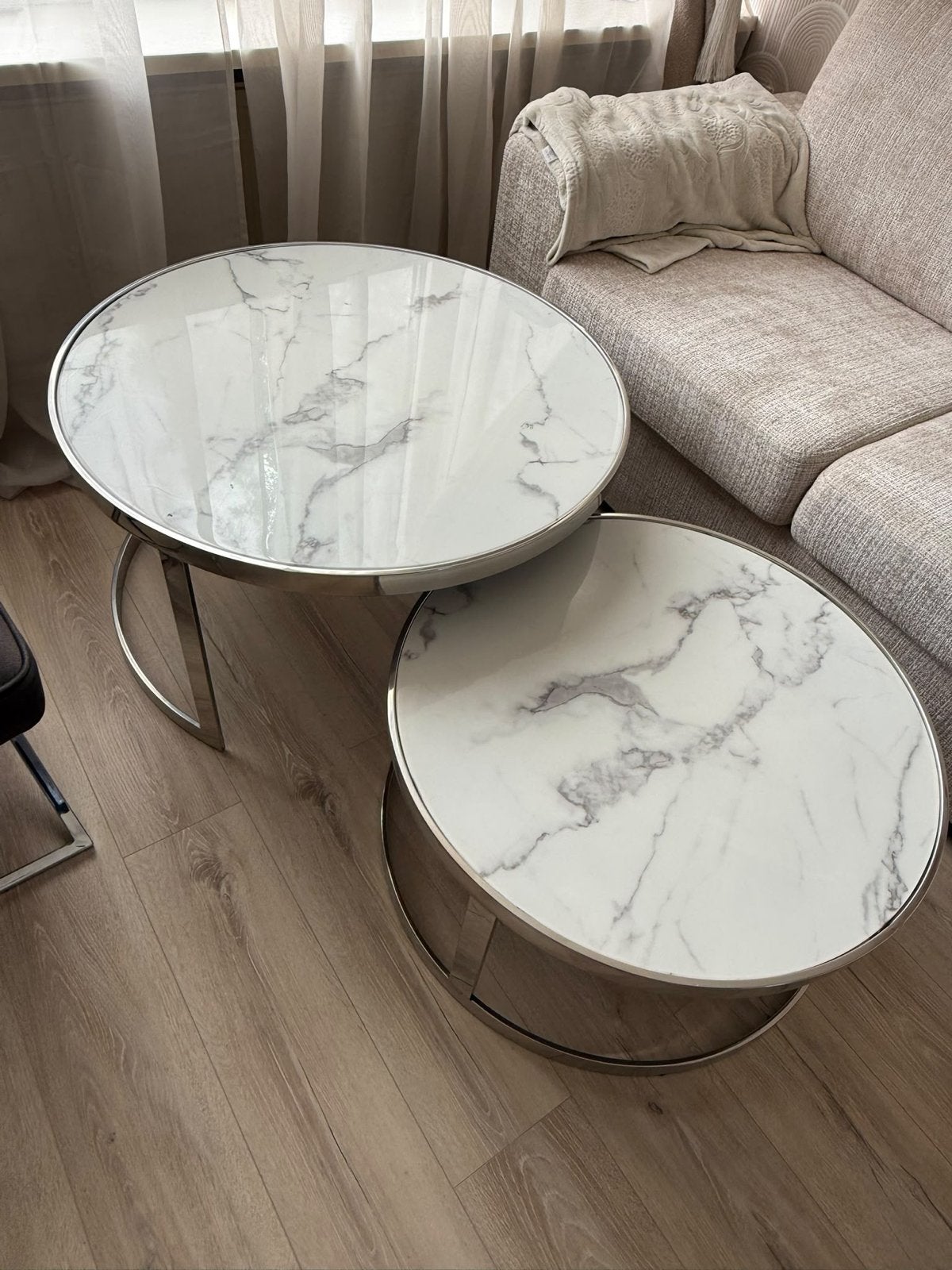 Set van 2 salontafels met marmerlook en metalen frame, Huis en Inrichting, Gebruikt, Metaal of Aluminium, Rond, 55 tot 75 cm