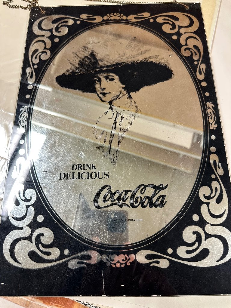 Vintage Coca-Cola spiegel met 'Coca-Cola Girl' afbeelding, Verzamelen, Ophalen, Gebruikt, Reclamebord