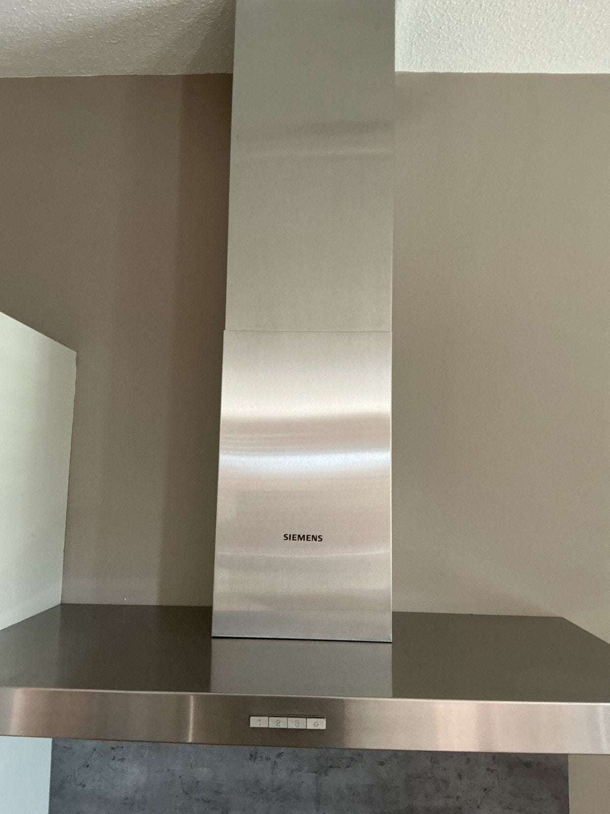 Moderne witte keuken met Siemens apparatuur en composiet bla, Ophalen, Gebruikt, Wit, Enkelwandige keuken