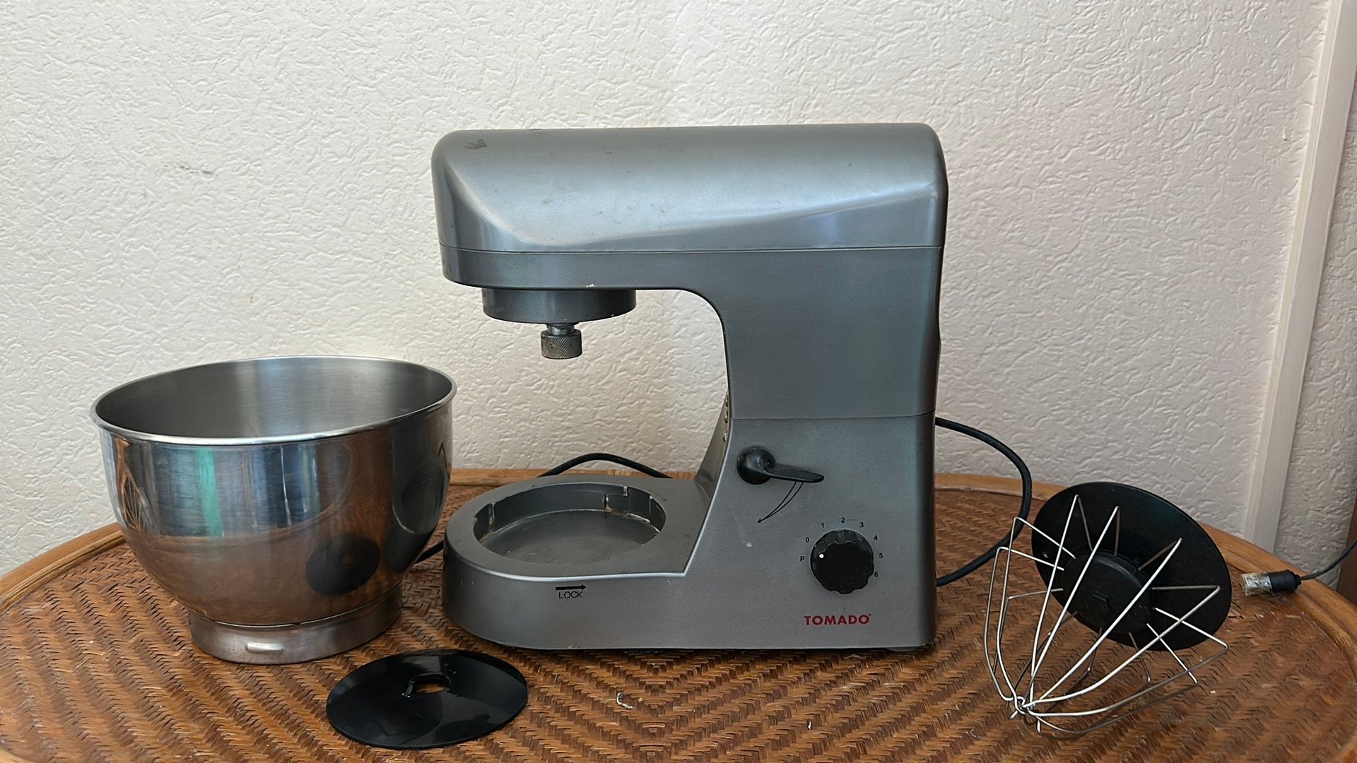 Tomado Keukenmixer, 1 tot 2 liter, Ophalen of Verzenden, Gebruikt, 3 snelheden of meer