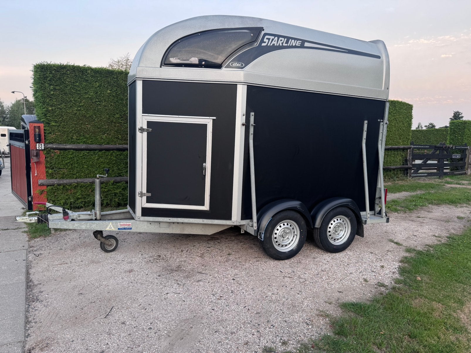 Atec 2paards paardentrailer kunstof bodem zadelkamer trailer, Ophalen, Gebruikt, 2-paards trailer