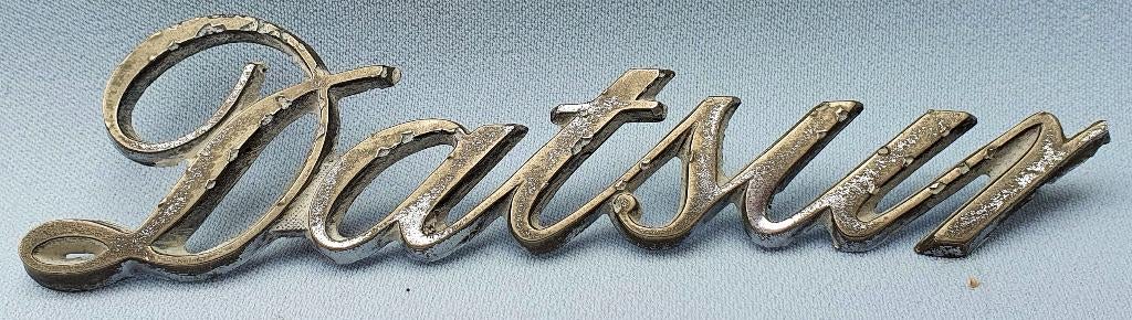 Datsun 1200 embleem 60er jaren, Verzenden, Gebruikt, Auto's