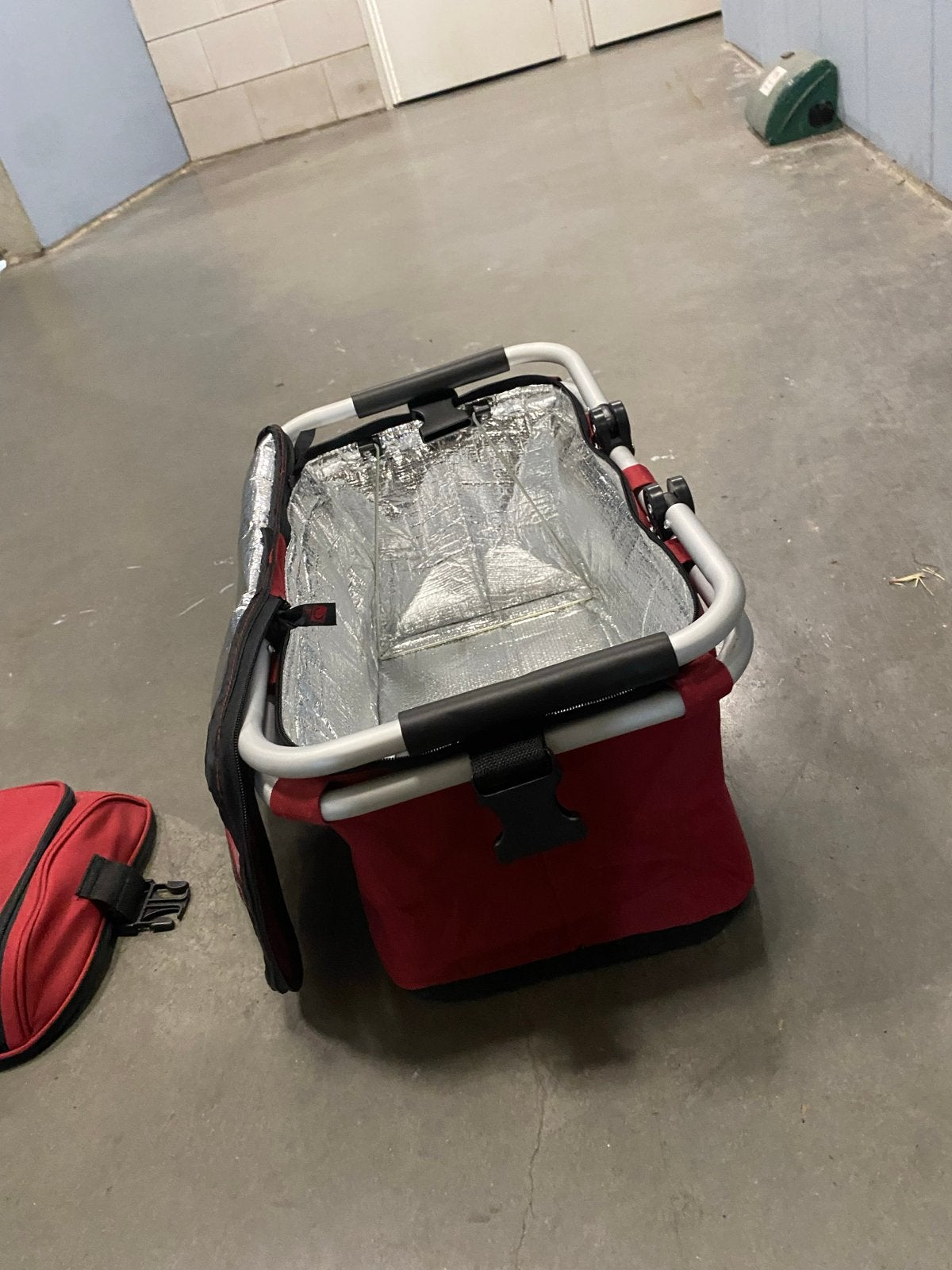 Rode picknickmand/koeltas met servies en bestek, Ophalen, Gebruikt