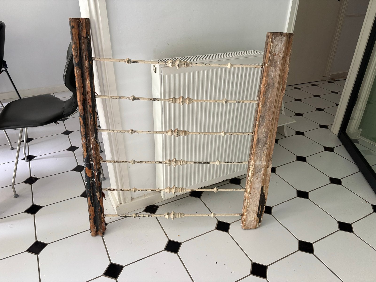 Antiek decoratief hekwerk uit woning, Ophalen