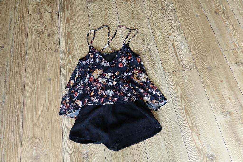 pull and bear maat s jumpsuit zwart met bloemen, Kleding | Dames, Jumpsuits, Ophalen, Zwart, Gedragen, Maat 36 (S)