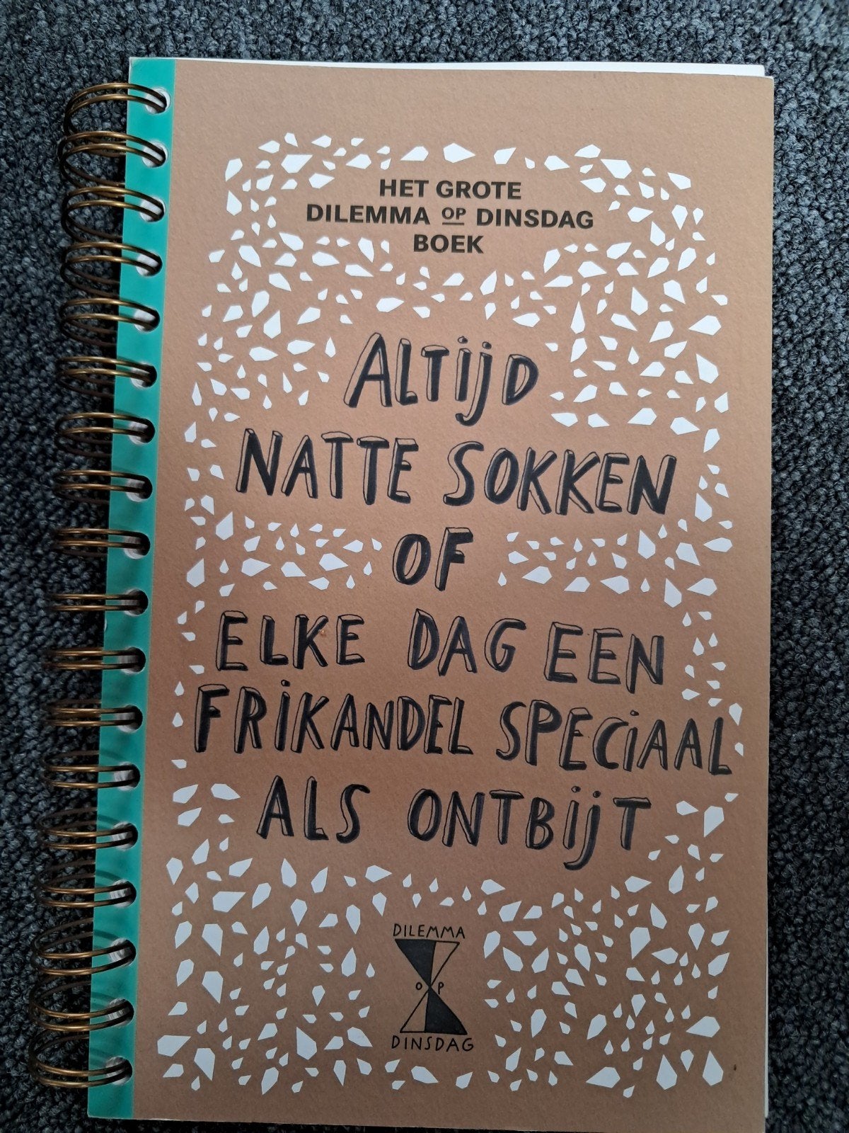 Het Grote Dilemma op Dinsdag Boek - 1600 Dilemma's, Ophalen of Verzenden, Zo goed als nieuw, Dilemma op Dinsdag, Nederland