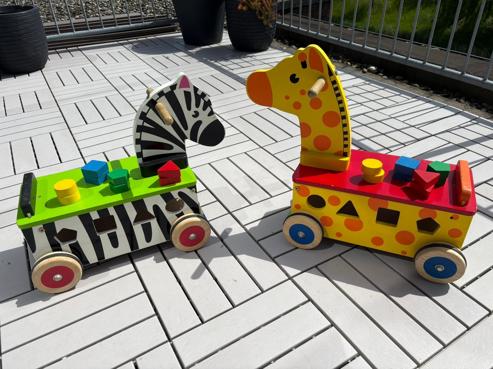 1 of 2 houten loopauto’s met vormensorteerder, Ophalen, Zo goed als nieuw, Duw- of Trekspeelgoed