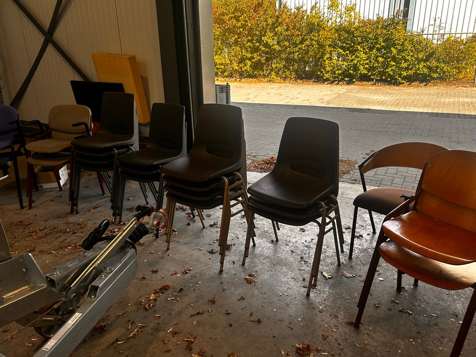 21 stoelen - Diverse kleuren en materialen, Huis en Inrichting, Stoelen, Ophalen, Kunststof, Gebruikt, Overige kleuren