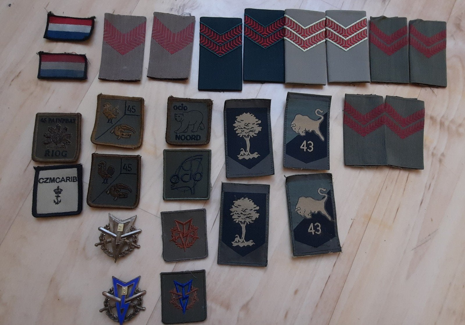 Diverse militaire emblemen, insignes en rangonderscheiding, Verzamelen, Militaria | Algemeen, Ophalen of Verzenden, Landmacht