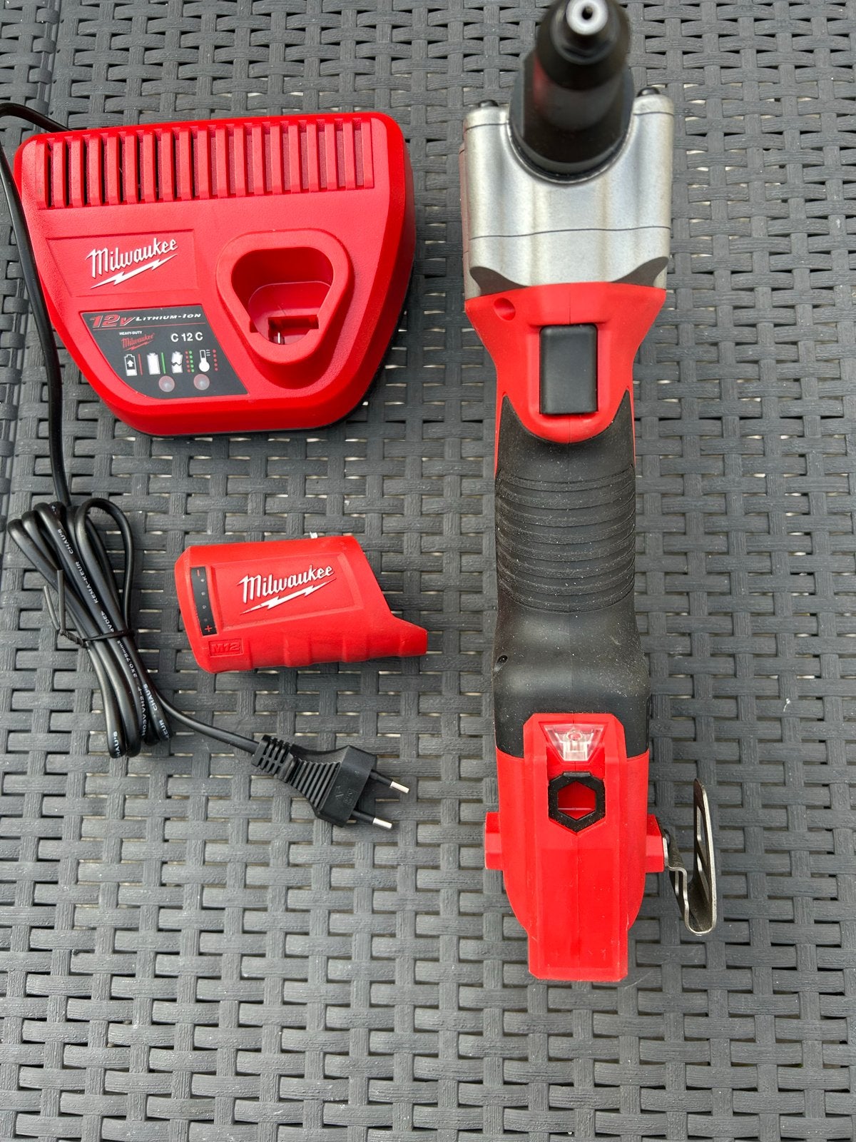 Milwaukee M12 BPRT Accu Blindklinknageltang met lader en acc, Ophalen, Zo goed als nieuw