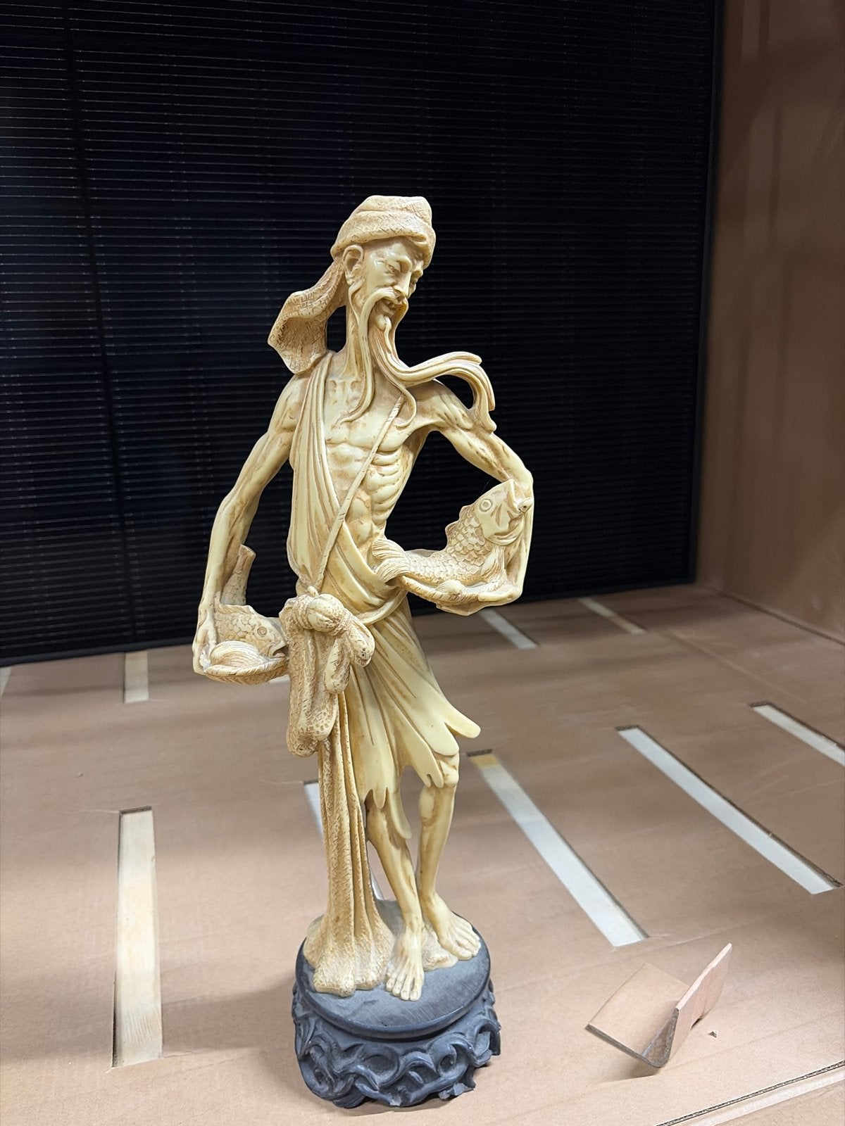 Oosterse sculptuur van visser met vis op sokkel, Ophalen of Verzenden, Handgemaakt, 20 - 50 cm, Beeld