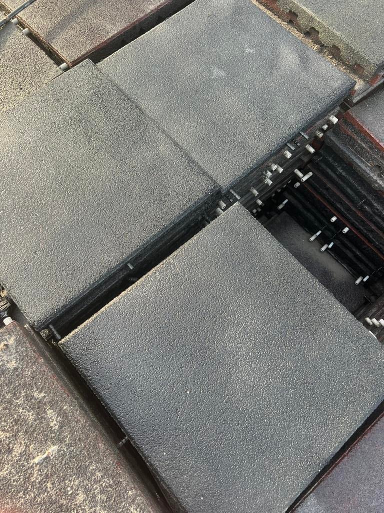 Bewerkte rubberen tegels 50x50x4,5, Ophalen, Rubber, Zo goed als nieuw, 10 m² of meer