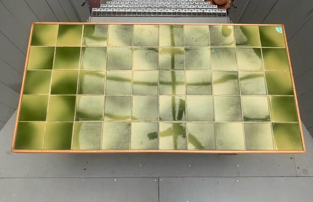 Houten salontafel met groene tegels - vintage retro tafel, Ophalen, Gebruikt, Overige materialen, 100 tot 150 cm