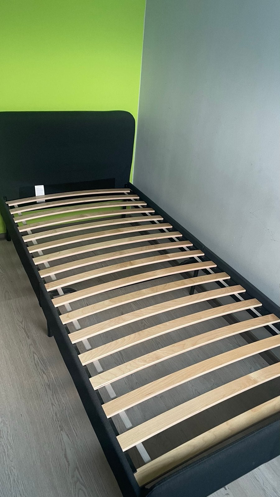 IKEA SLATTUM Eenpersoonsbed 90x200 cm - Donkergrijs, Ophalen, 90 cm, Eenpersoons, Nieuw