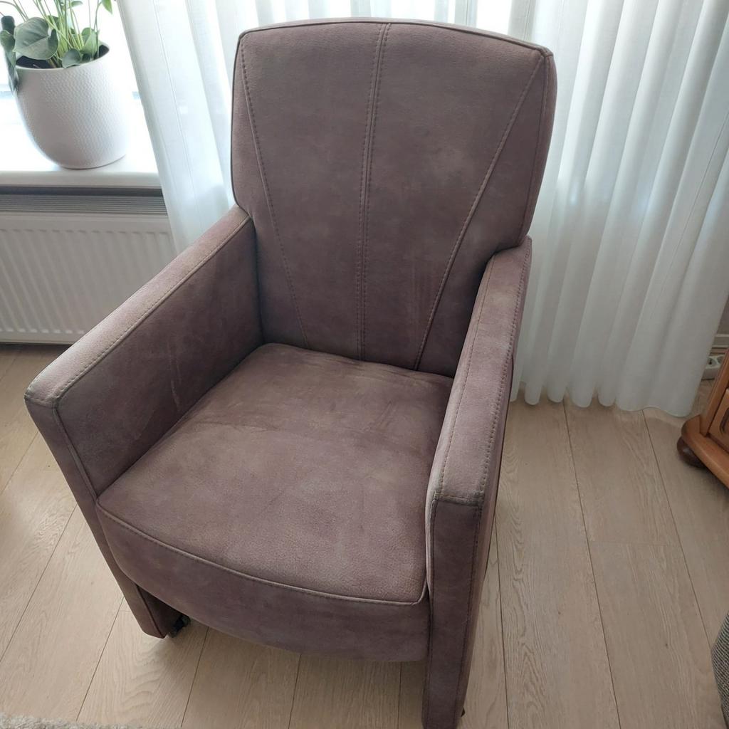 2x Comfortabele fauteuil . Taupekleurig nubuck leder, Ophalen, Modern, Comfortabel, Gebruikt, 50 tot 75 cm