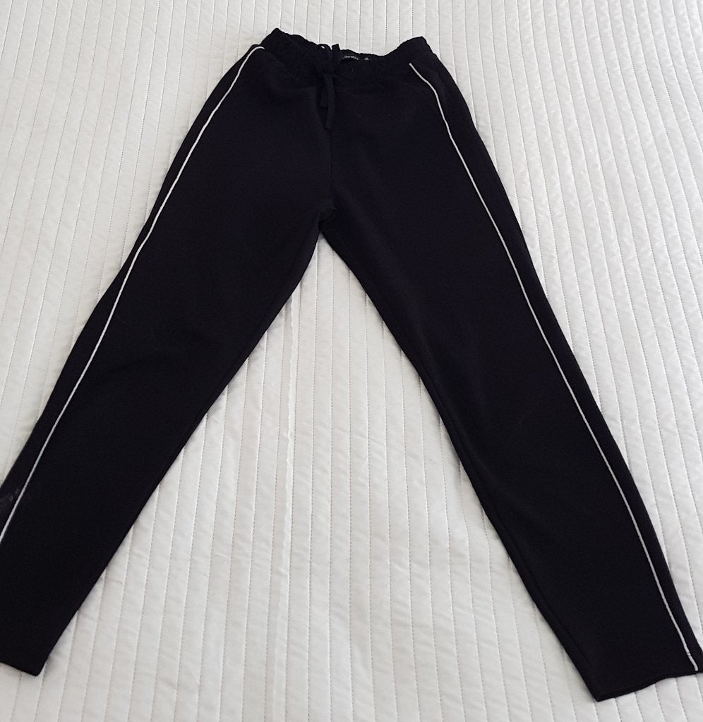 Bershka broek zwart met witte streep maat xs pantalon, Verzenden, Zwart, Bershka, Zo goed als nieuw