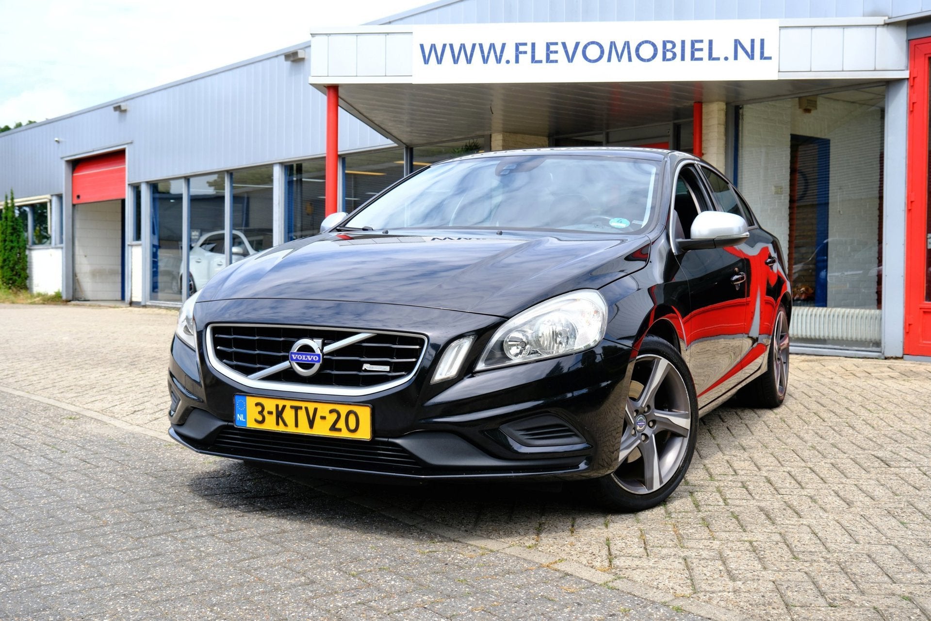 Volvo S60 1.6 T3 150pk R-Design Aut. Navi|Clima|LMV|Half Led, 15 km/l, 4 cilinders, 150 pk, Zwart