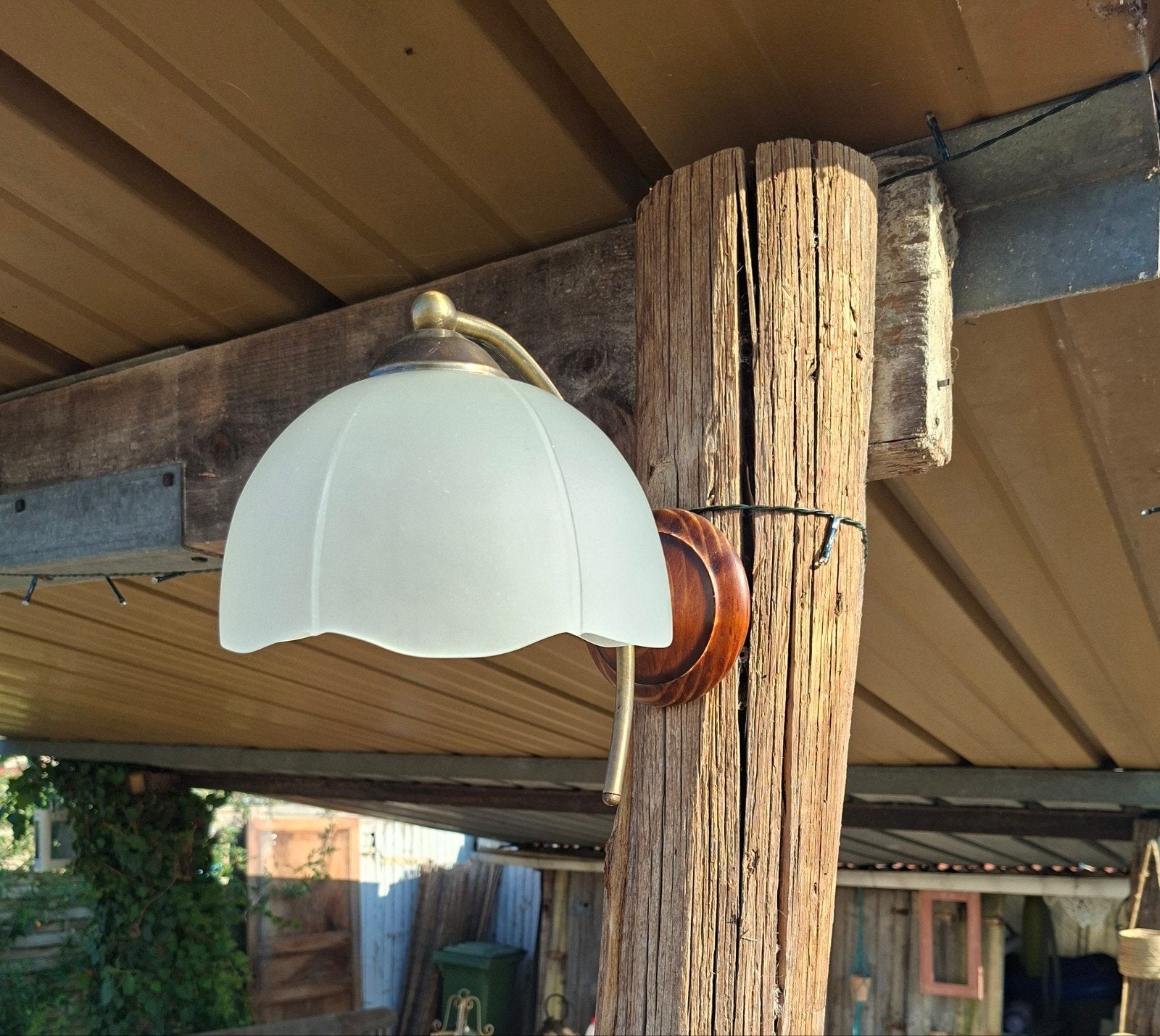 3 wandlampjes met melkglas kap en houten voet, Gebruikt, Overige fittingen, Ophalen of Verzenden, Overige merken