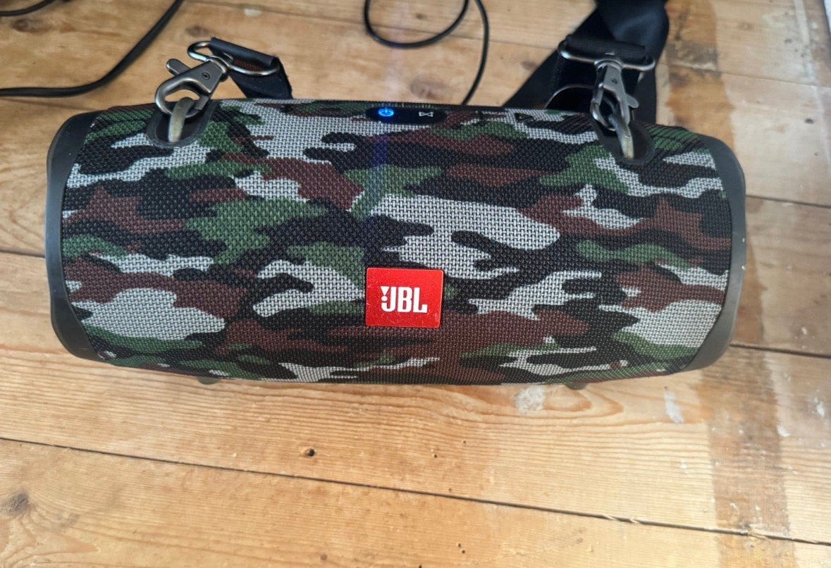 Te koop aangeboden: JBL Xtreme 2 in camouflage-uitvoering., Spelcomputers en Games, Ophalen of Verzenden, Zo goed als nieuw, Met 1 controller