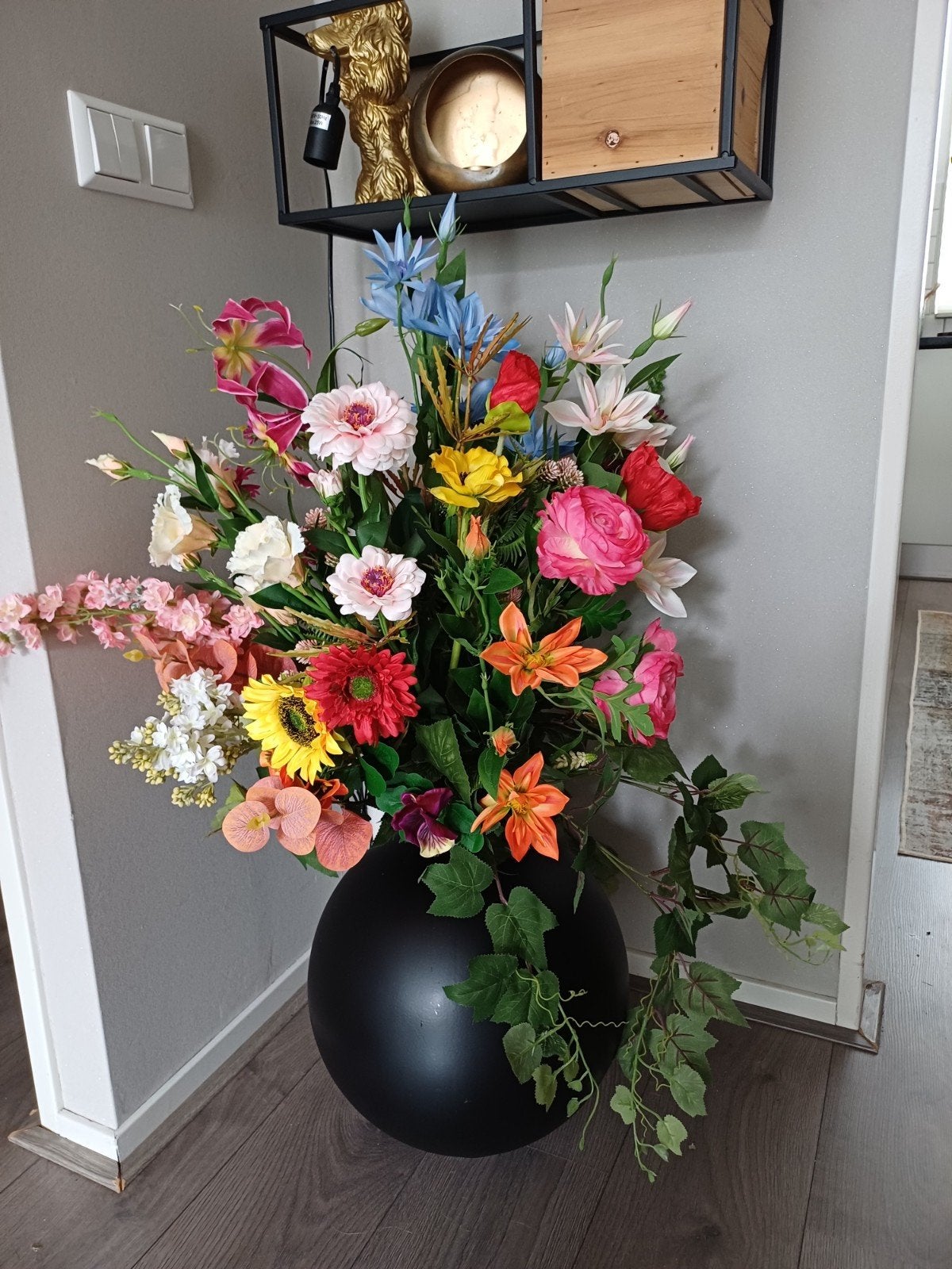 Grote zwarte vaas met kleurrijk zijden bloemenboeket, Ophalen of Verzenden, Zo goed als nieuw
