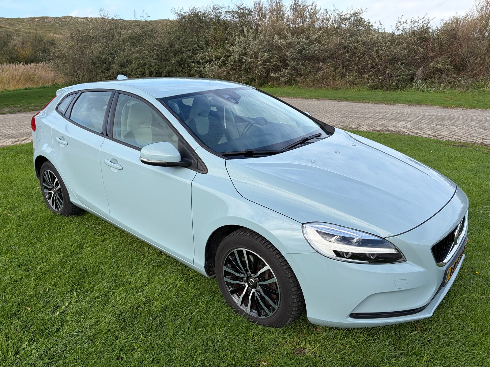 Volvo V40 1.5 T2 NL AUTO Automaat 2018 Trekhaak stoelverwarm, 1498 cc, Beige, 700 kg, Blauw